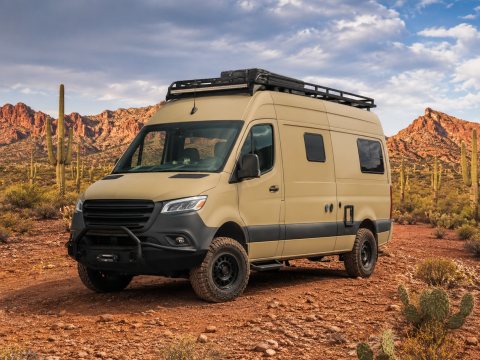Caravans International Kamper na pickupie — Mercedes-Benz Sprinter — ogłoszenie demo